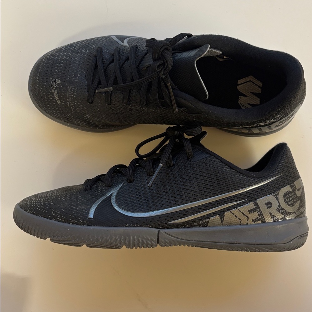 Nike JR Vapor 13 Academy Indoor Soccer Shoe